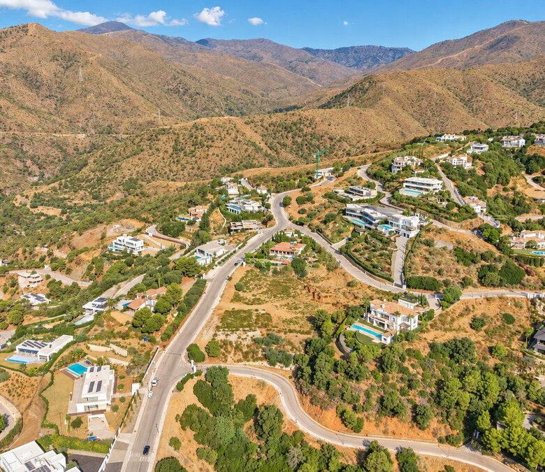 FOR SALE 🏡 Flat 4,570 m² Plot with Panoramic Sea Views in a Gated Estate – Monte Mayor, Benahavís 🇪🇸