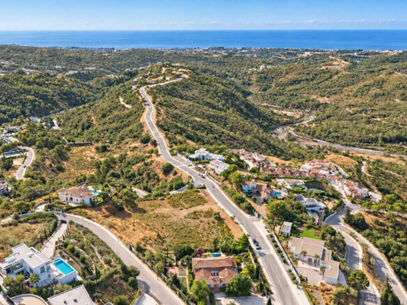 FOR SALE 🏡 Flat 4,570 m² Plot with Panoramic Sea Views in a Gated Estate – Monte Mayor, Benahavís 🇪🇸