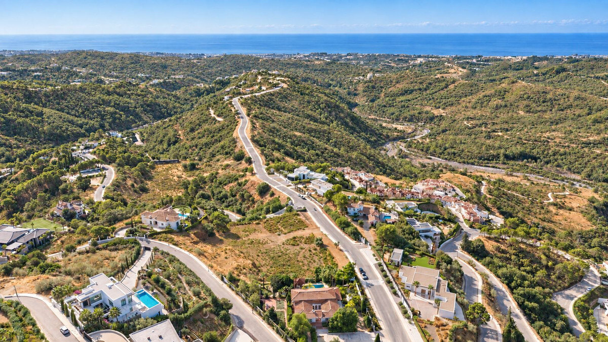FOR SALE 🏡 Flat 4,570 m² Plot with Panoramic Sea Views in a Gated Estate – Monte Mayor, Benahavís 🇪🇸