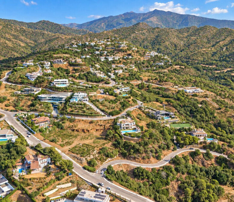 FOR SALE 🏡 Flat 4,570 m² Plot with Panoramic Sea Views in a Gated Estate – Monte Mayor, Benahavís 🇪🇸