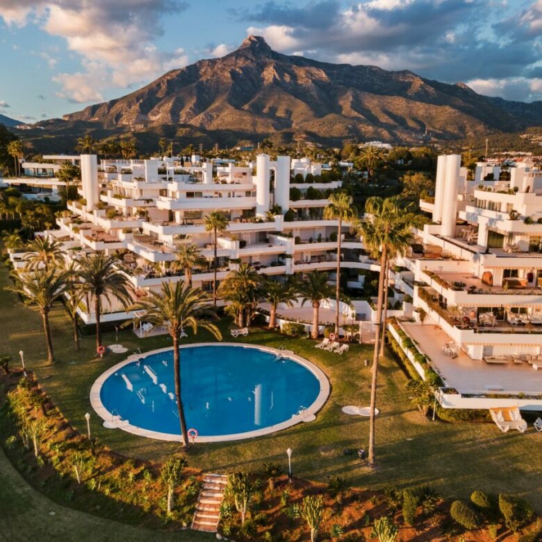 FOR SALE 🏡 Turnkey Three-Bedroom Apartment with Sea Views in a Gated Community – Las Lomas de Marbella Club, Golden Mile, Marbella 🇪🇸