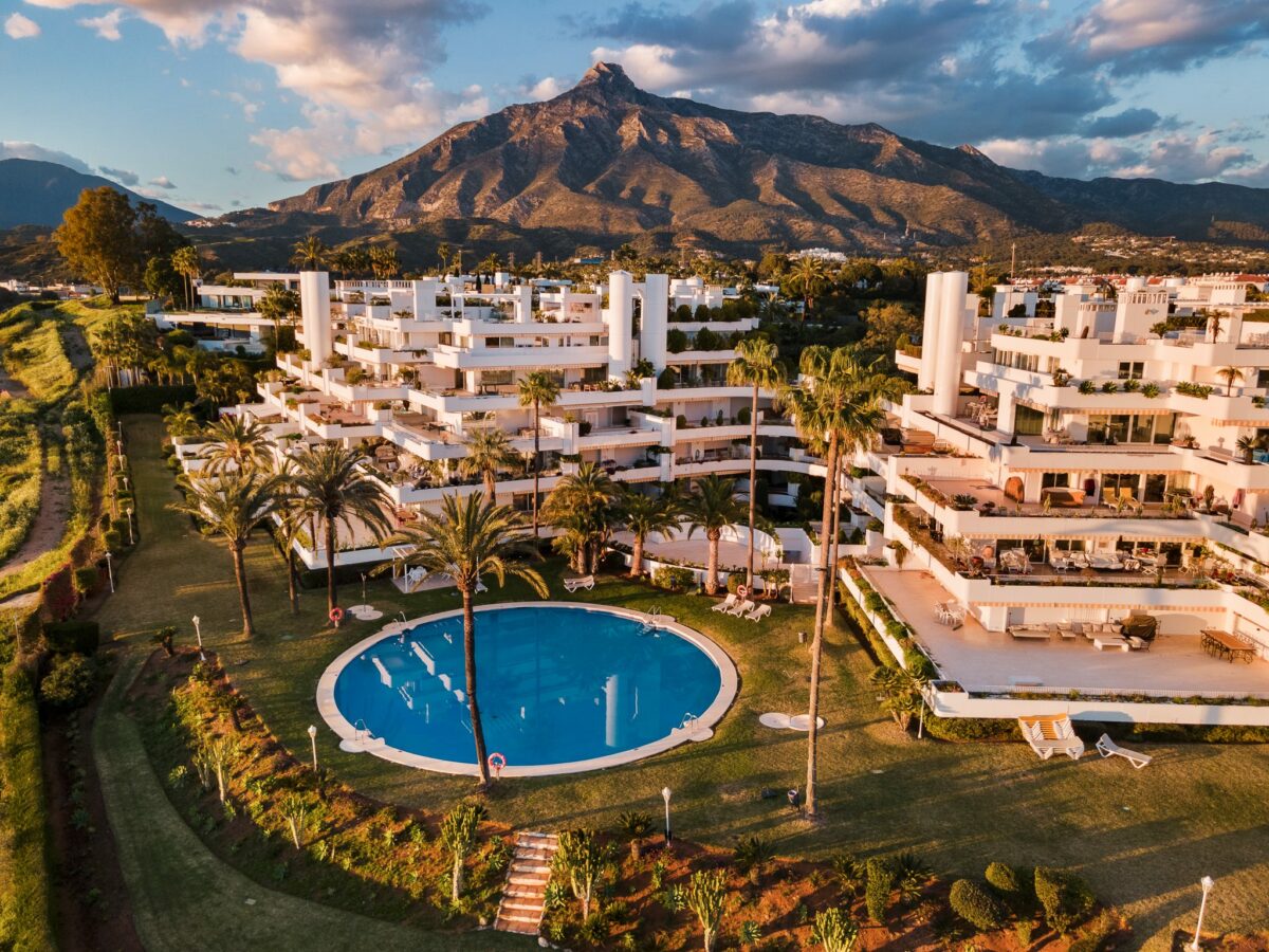FOR SALE 🏡 Turnkey Three-Bedroom Apartment with Sea Views in a Gated Community – Las Lomas de Marbella Club, Golden Mile, Marbella 🇪🇸