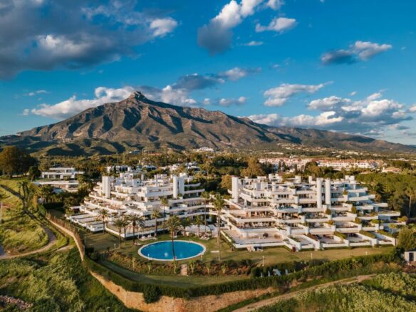 FOR SALE 🏡 Turnkey Three-Bedroom Apartment with Sea Views in a Gated Community – Las Lomas de Marbella Club, Golden Mile, Marbella 🇪🇸