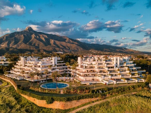 FOR SALE 🏡 Turnkey Three-Bedroom Apartment with Sea Views in a Gated Community – Las Lomas de Marbella Club, Golden Mile, Marbella 🇪🇸