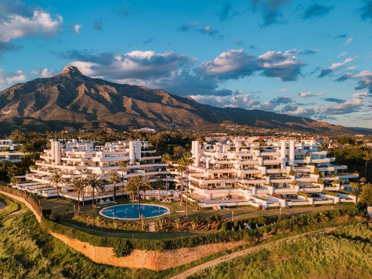 FOR SALE 🏡 Turnkey Three-Bedroom Apartment with Sea Views in a Gated Community – Las Lomas de Marbella Club, Golden Mile, Marbella 🇪🇸