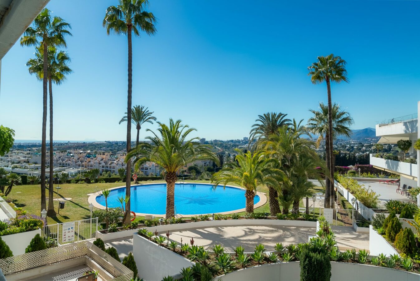FOR SALE 🏡 Turnkey Three-Bedroom Apartment with Sea Views in a Gated Community – Las Lomas de Marbella Club, Golden Mile, Marbella 🇪🇸