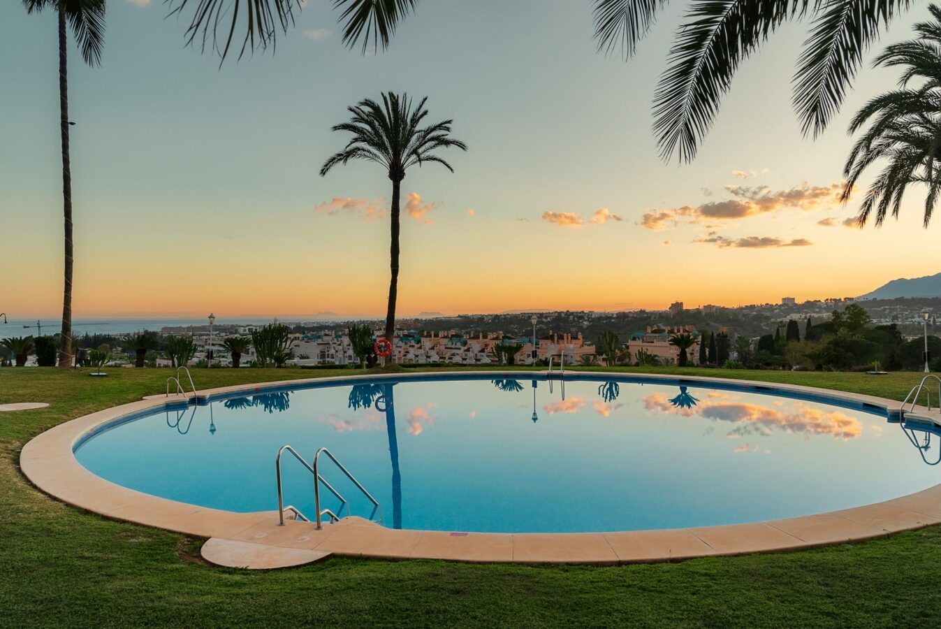 FOR SALE 🏡 Turnkey Three-Bedroom Apartment with Sea Views in a Gated Community – Las Lomas de Marbella Club, Golden Mile, Marbella 🇪🇸