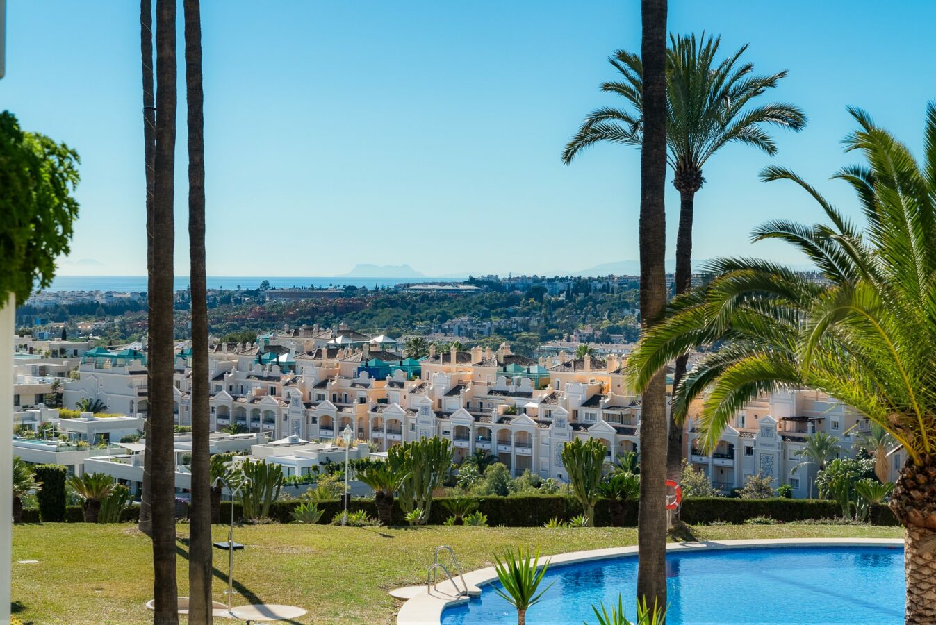 FOR SALE 🏡 Turnkey Three-Bedroom Apartment with Sea Views in a Gated Community – Las Lomas de Marbella Club, Golden Mile, Marbella 🇪🇸