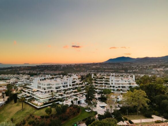 FOR SALE 🏡 Turnkey Three-Bedroom Apartment with Sea Views in a Gated Community – Las Lomas de Marbella Club, Golden Mile, Marbella 🇪🇸