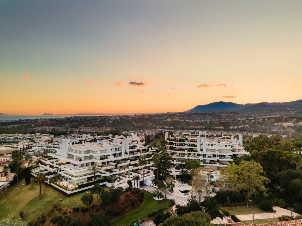FOR SALE 🏡 Turnkey Three-Bedroom Apartment with Sea Views in a Gated Community – Las Lomas de Marbella Club, Golden Mile, Marbella 🇪🇸