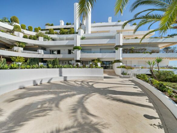 FOR SALE 🏡 Turnkey Three-Bedroom Apartment with Sea Views in a Gated Community – Las Lomas de Marbella Club, Golden Mile, Marbella 🇪🇸