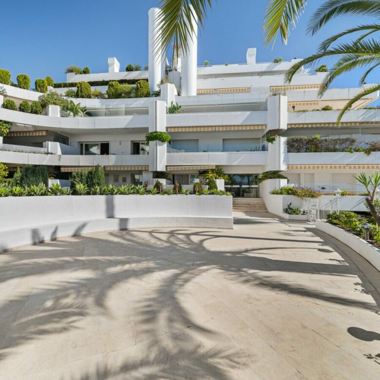 FOR SALE 🏡 Turnkey Three-Bedroom Apartment with Sea Views in a Gated Community – Las Lomas de Marbella Club, Golden Mile, Marbella 🇪🇸
