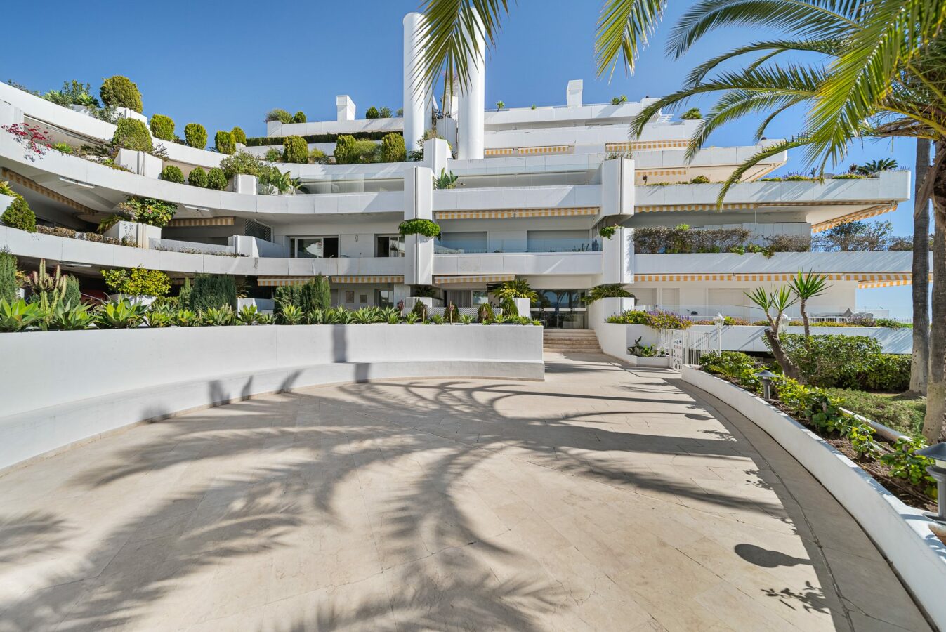 FOR SALE 🏡 Turnkey Three-Bedroom Apartment with Sea Views in a Gated Community – Las Lomas de Marbella Club, Golden Mile, Marbella 🇪🇸