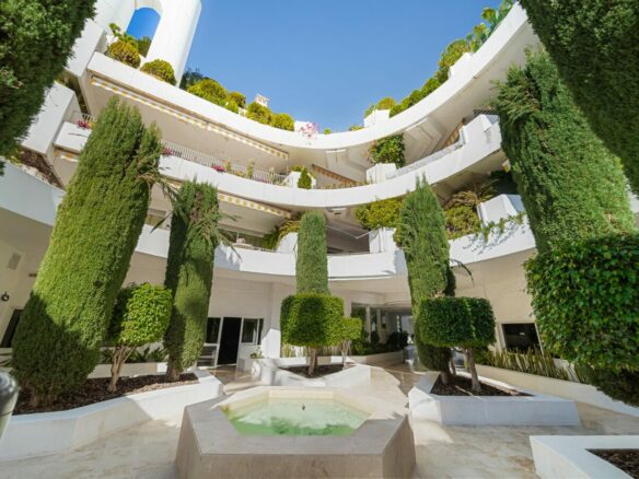 FOR SALE 🏡 Turnkey Three-Bedroom Apartment with Sea Views in a Gated Community – Las Lomas de Marbella Club, Golden Mile, Marbella 🇪🇸