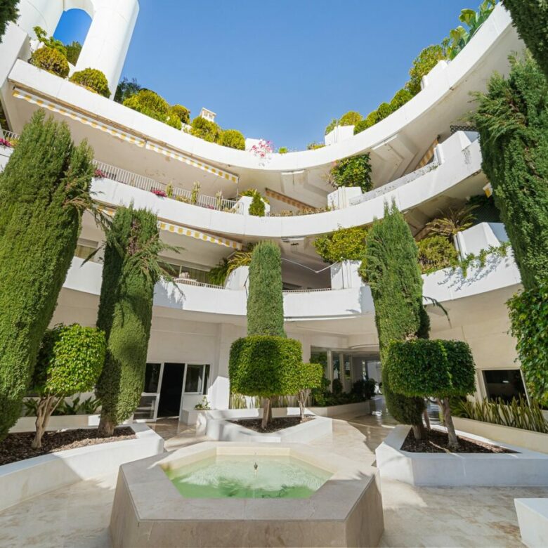 FOR SALE 🏡 Turnkey Three-Bedroom Apartment with Sea Views in a Gated Community – Las Lomas de Marbella Club, Golden Mile, Marbella 🇪🇸