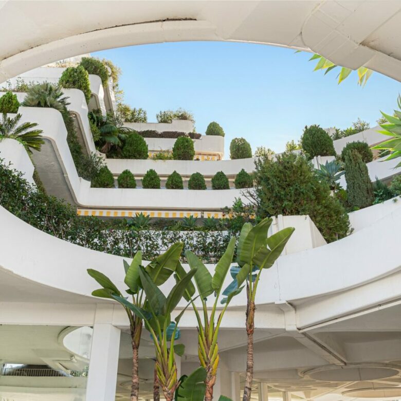 FOR SALE 🏡 Turnkey Three-Bedroom Apartment with Sea Views in a Gated Community – Las Lomas de Marbella Club, Golden Mile, Marbella 🇪🇸