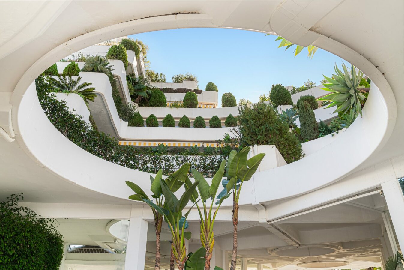 FOR SALE 🏡 Turnkey Three-Bedroom Apartment with Sea Views in a Gated Community – Las Lomas de Marbella Club, Golden Mile, Marbella 🇪🇸