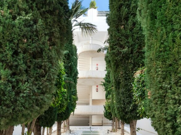 FOR SALE 🏡 Turnkey Three-Bedroom Apartment with Sea Views in a Gated Community – Las Lomas de Marbella Club, Golden Mile, Marbella 🇪🇸