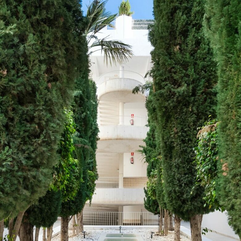 FOR SALE 🏡 Turnkey Three-Bedroom Apartment with Sea Views in a Gated Community – Las Lomas de Marbella Club, Golden Mile, Marbella 🇪🇸