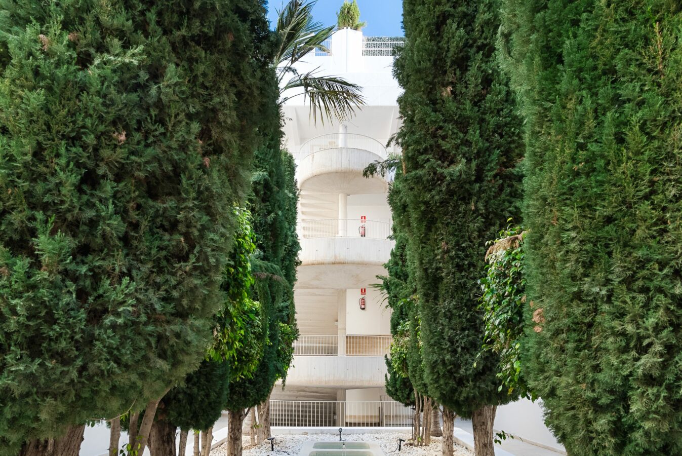 FOR SALE 🏡 Turnkey Three-Bedroom Apartment with Sea Views in a Gated Community – Las Lomas de Marbella Club, Golden Mile, Marbella 🇪🇸