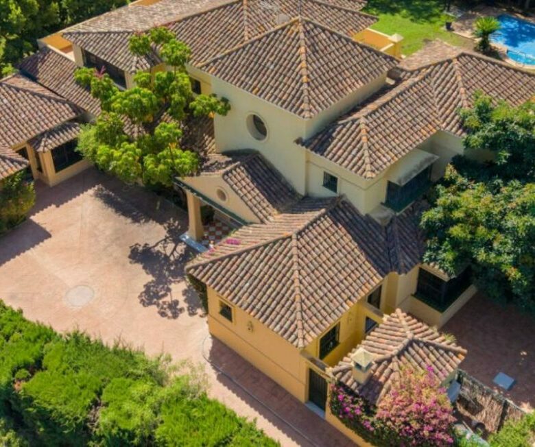 FOR SALE 🏡 Luxury 6 Bedroom Villa with Heated Pool Walking Distance to the Beach – Casasola, Estepona 🇪🇸