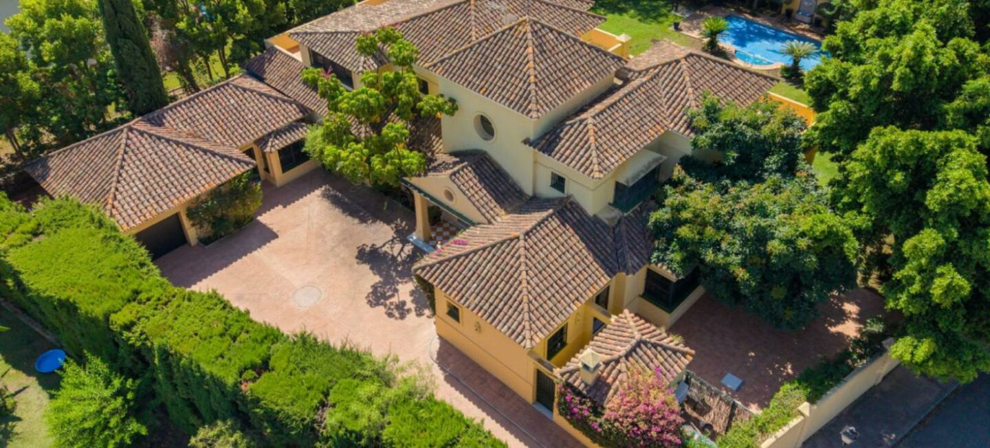 FOR SALE 🏡 Luxury 6 Bedroom Villa with Heated Pool Walking Distance to the Beach – Casasola, Estepona 🇪🇸