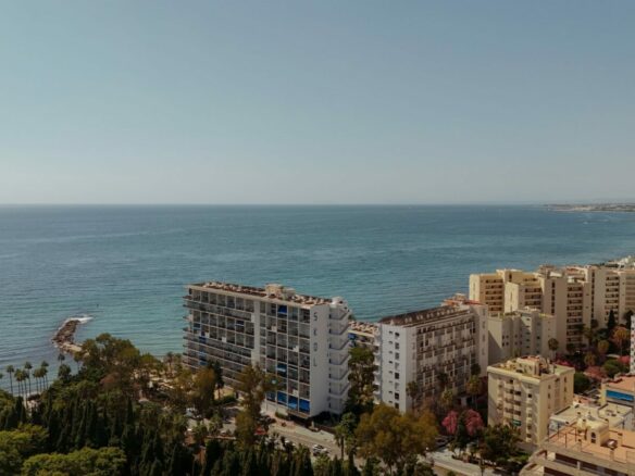 FOR SALE 🏡 Refurbished Three-Bedroom Penthouse with Private Rooftop Pool – Marbella Centre, Marbella 🇪🇸