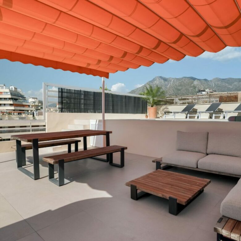 FOR SALE 🏡 Refurbished Three-Bedroom Penthouse with Private Rooftop Pool – Marbella Centre, Marbella 🇪🇸