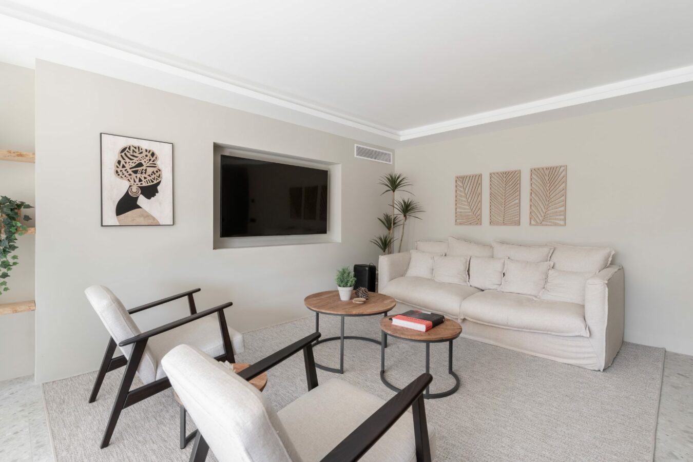 FOR SALE 🏡 Refurbished Three-Bedroom Penthouse with Private Rooftop Pool – Marbella Centre, Marbella 🇪🇸