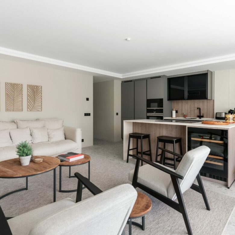 FOR SALE 🏡 Refurbished Three-Bedroom Penthouse with Private Rooftop Pool – Marbella Centre, Marbella 🇪🇸