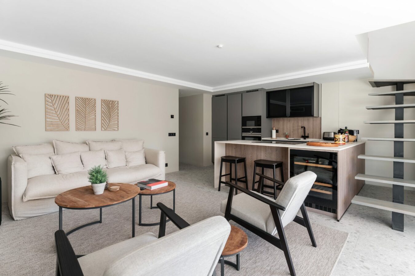 FOR SALE 🏡 Refurbished Three-Bedroom Penthouse with Private Rooftop Pool – Marbella Centre, Marbella 🇪🇸
