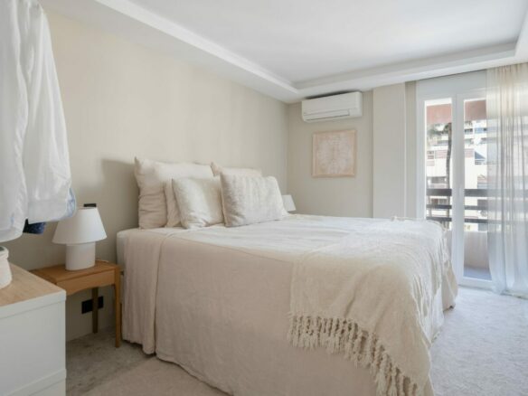 FOR SALE 🏡 Refurbished Three-Bedroom Penthouse with Private Rooftop Pool – Marbella Centre, Marbella 🇪🇸