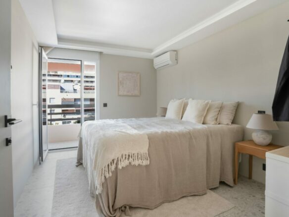 FOR SALE 🏡 Refurbished Three-Bedroom Penthouse with Private Rooftop Pool – Marbella Centre, Marbella 🇪🇸
