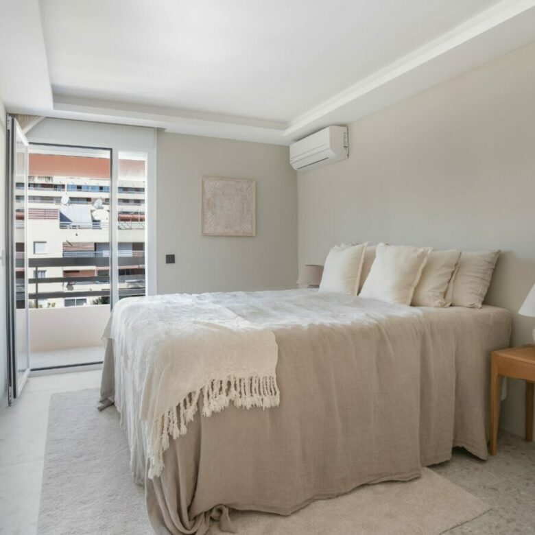 FOR SALE 🏡 Refurbished Three-Bedroom Penthouse with Private Rooftop Pool – Marbella Centre, Marbella 🇪🇸