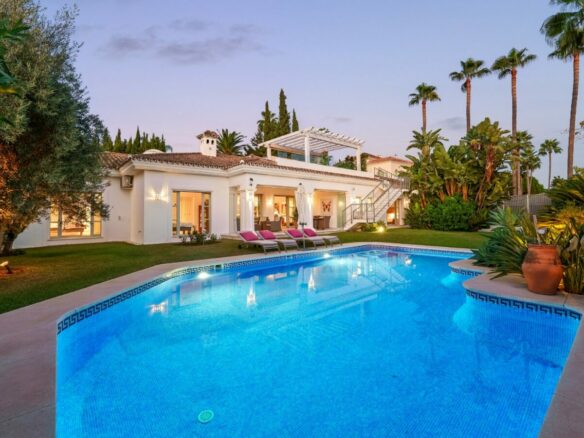 FOR SALE 🏡 Mediterranean Four-Bedroom Villa with Saltwater Pool and Rooftop Sea Views – Sierra Blanca, Golden Mile, Marbella 🇪🇸