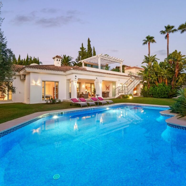 FOR SALE 🏡 Mediterranean Four-Bedroom Villa with Saltwater Pool and Rooftop Sea Views – Sierra Blanca, Golden Mile, Marbella 🇪🇸