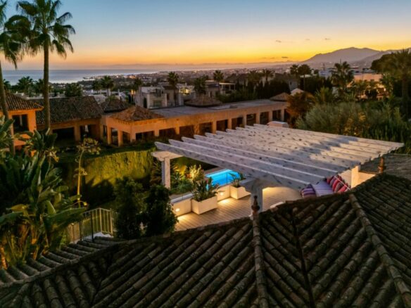 FOR SALE 🏡 Mediterranean Four-Bedroom Villa with Saltwater Pool and Rooftop Sea Views – Sierra Blanca, Golden Mile, Marbella 🇪🇸