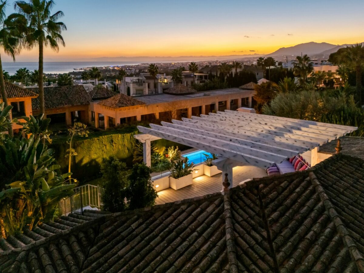 FOR SALE 🏡 Mediterranean Four-Bedroom Villa with Saltwater Pool and Rooftop Sea Views – Sierra Blanca, Golden Mile, Marbella 🇪🇸