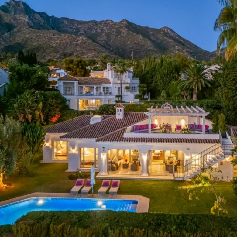 FOR SALE 🏡 Mediterranean Four-Bedroom Villa with Saltwater Pool and Rooftop Sea Views – Sierra Blanca, Golden Mile, Marbella 🇪🇸