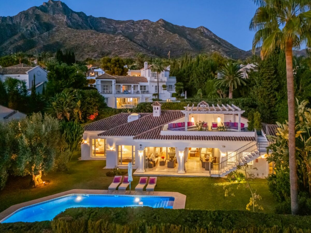 FOR SALE 🏡 Mediterranean Four-Bedroom Villa with Saltwater Pool and Rooftop Sea Views – Sierra Blanca, Golden Mile, Marbella 🇪🇸