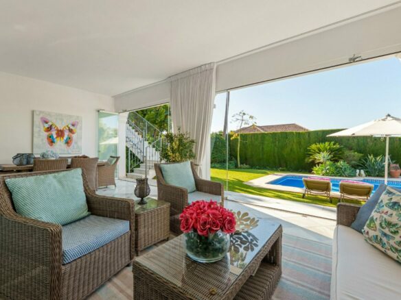 FOR SALE 🏡 Mediterranean Four-Bedroom Villa with Saltwater Pool and Rooftop Sea Views – Sierra Blanca, Golden Mile, Marbella 🇪🇸