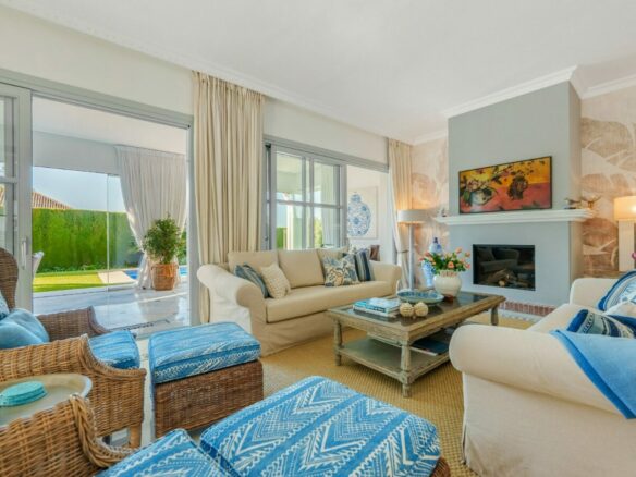 FOR SALE 🏡 Mediterranean Four-Bedroom Villa with Saltwater Pool and Rooftop Sea Views – Sierra Blanca, Golden Mile, Marbella 🇪🇸