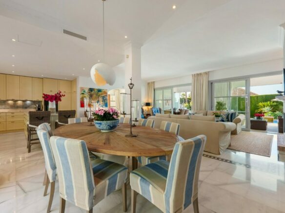 FOR SALE 🏡 Mediterranean Four-Bedroom Villa with Saltwater Pool and Rooftop Sea Views – Sierra Blanca, Golden Mile, Marbella 🇪🇸