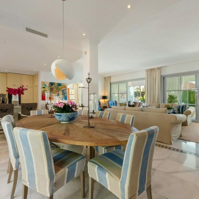 FOR SALE 🏡 Mediterranean Four-Bedroom Villa with Saltwater Pool and Rooftop Sea Views – Sierra Blanca, Golden Mile, Marbella 🇪🇸