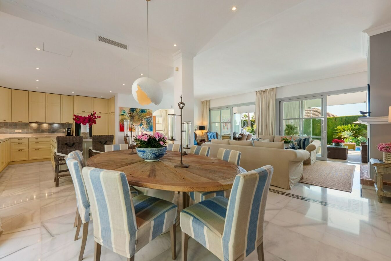 FOR SALE 🏡 Mediterranean Four-Bedroom Villa with Saltwater Pool and Rooftop Sea Views – Sierra Blanca, Golden Mile, Marbella 🇪🇸
