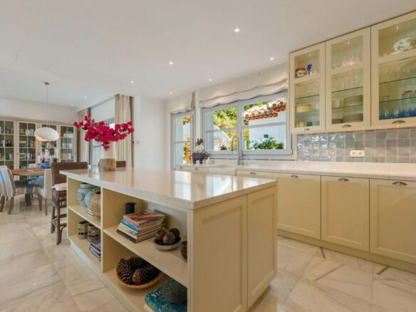 FOR SALE 🏡 Mediterranean Four-Bedroom Villa with Saltwater Pool and Rooftop Sea Views – Sierra Blanca, Golden Mile, Marbella 🇪🇸