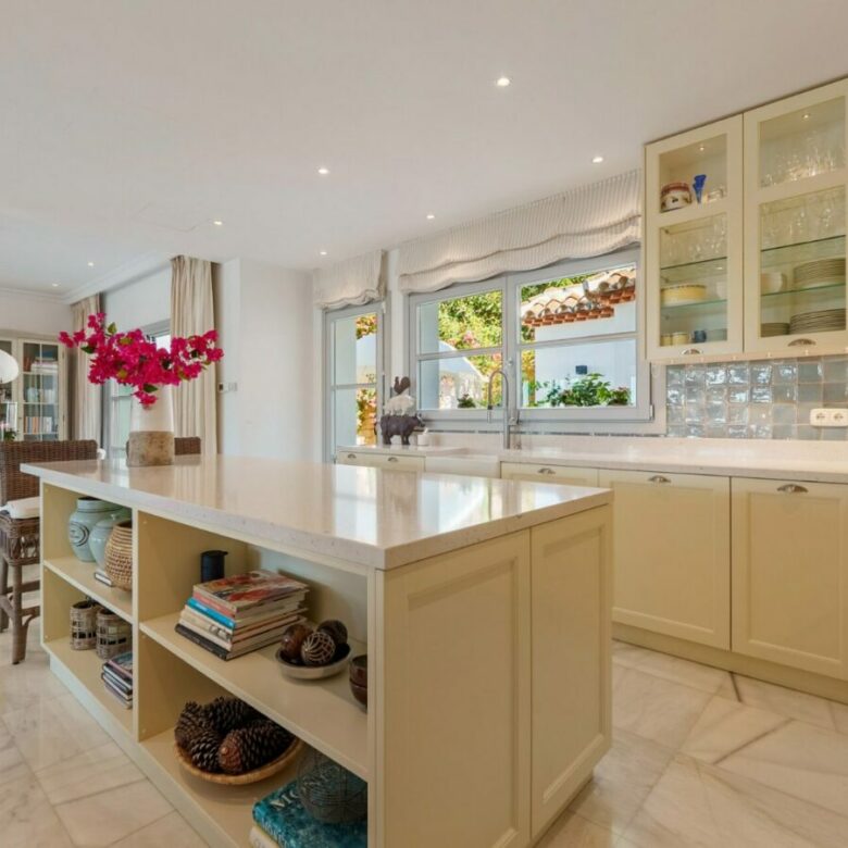 FOR SALE 🏡 Mediterranean Four-Bedroom Villa with Saltwater Pool and Rooftop Sea Views – Sierra Blanca, Golden Mile, Marbella 🇪🇸