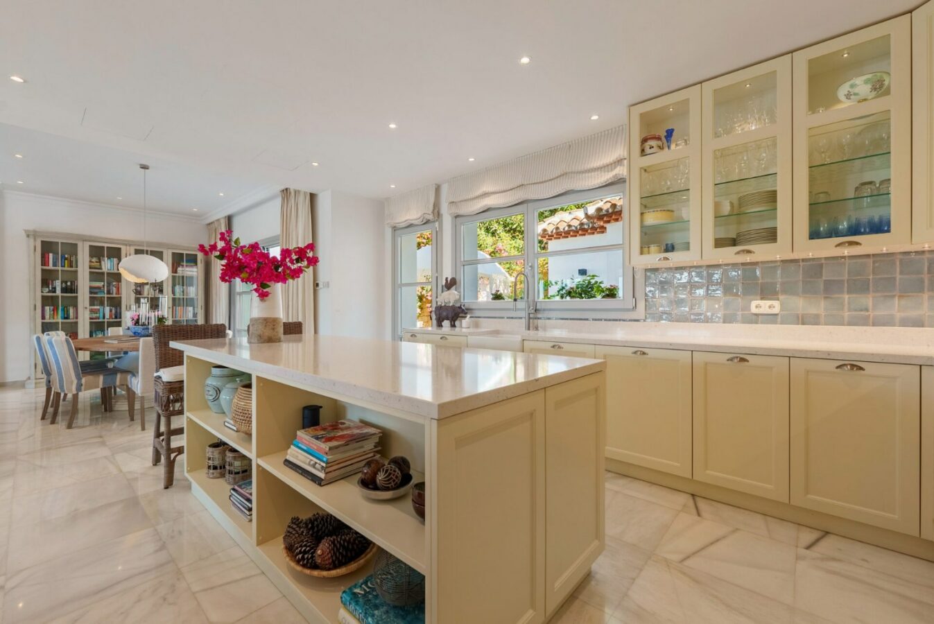 FOR SALE 🏡 Mediterranean Four-Bedroom Villa with Saltwater Pool and Rooftop Sea Views – Sierra Blanca, Golden Mile, Marbella 🇪🇸