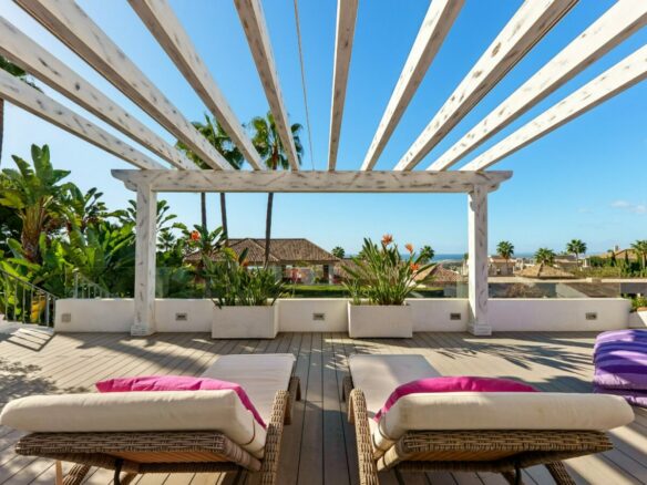 FOR SALE 🏡 Mediterranean Four-Bedroom Villa with Saltwater Pool and Rooftop Sea Views – Sierra Blanca, Golden Mile, Marbella 🇪🇸