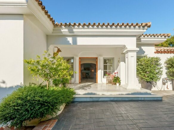 FOR SALE 🏡 Mediterranean Four-Bedroom Villa with Saltwater Pool and Rooftop Sea Views – Sierra Blanca, Golden Mile, Marbella 🇪🇸